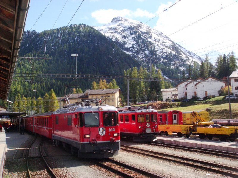 Rush-Hour in Pontresina am 30.09.2007: Links steht Ge 4/4 614 mit Regio nach Scuol, in der Mitte der Regio nach St. Moritz mit ABe 4/4 48+47(nicht sichtbar) und links davon ist der letzte Wagen des Regios nach Tirano zu sehen.