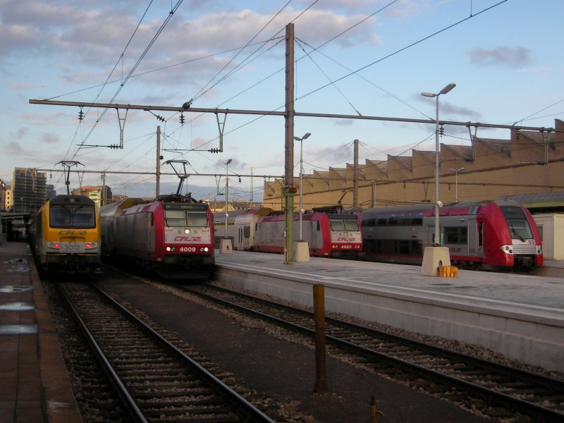 Rushhour im Bahnhof Luxemburg am 11.12.07 gegen 15 Uhr 40. Lok 3012 als Schiebelok mit Dostos Richtung Troisvierges. Lok 4009 mit Zug bereit zur Abfahrt Richtung Rodange. Lok 4020 schiebt ihren Zug Richtung Wiltz. Triebzug 2203 fhrt Richtung Thionville.