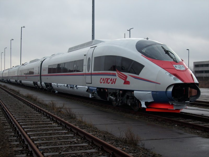 Russischer VELARO-Triebwagen am 24.Januar 2009 im Breitspurteil von Mukran vor der Verschiffung.