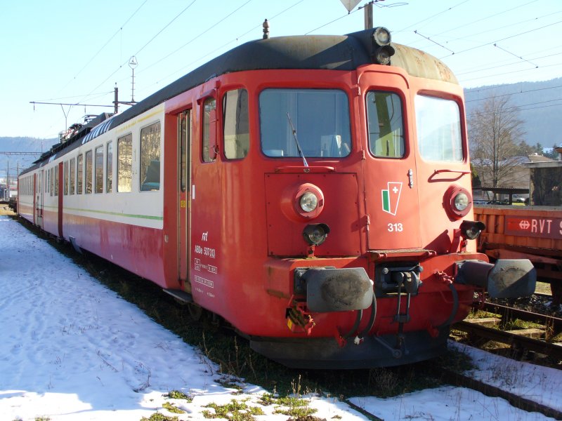 RVT Pendelzug ABDe 537 313 ( Ex BLS ABDe 4/8 ) Abgestellt in Bahnhofsareal von Fleurier am 02.02.07