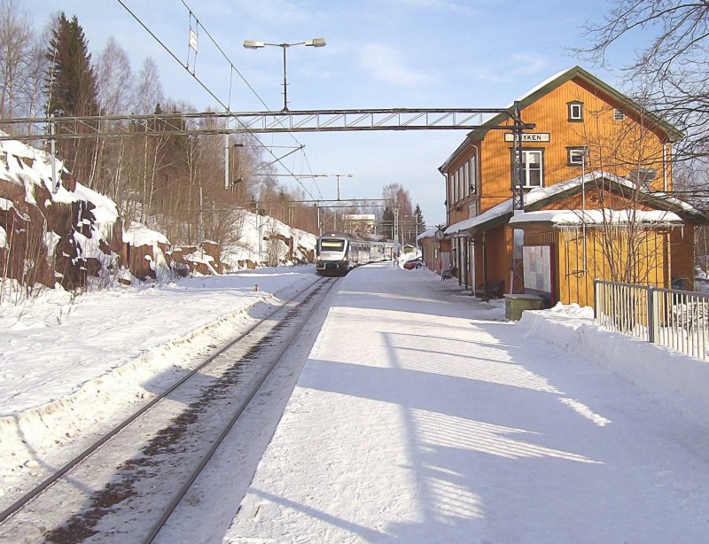 Ryken in Norwegen. Der Zug fhrt Richtung Spikkestad