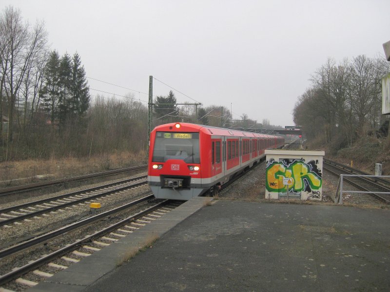 S 1 nach Hamburg-Wedel bei der Einfahrt in Hamburg-Alte Whr am 21.02.09.