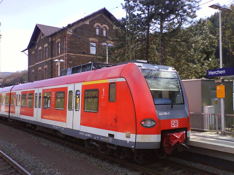 S 12 Au/Sieg - Siegburg - Kln HBF - Dren wartet am 20.04.2008 um 16.32 Uhr im Bahnhof Herchen/Sieg. Die Ausfahrt verzgert sich etwas aufgrund von Gleisbauarbeiten auf der Strecke.