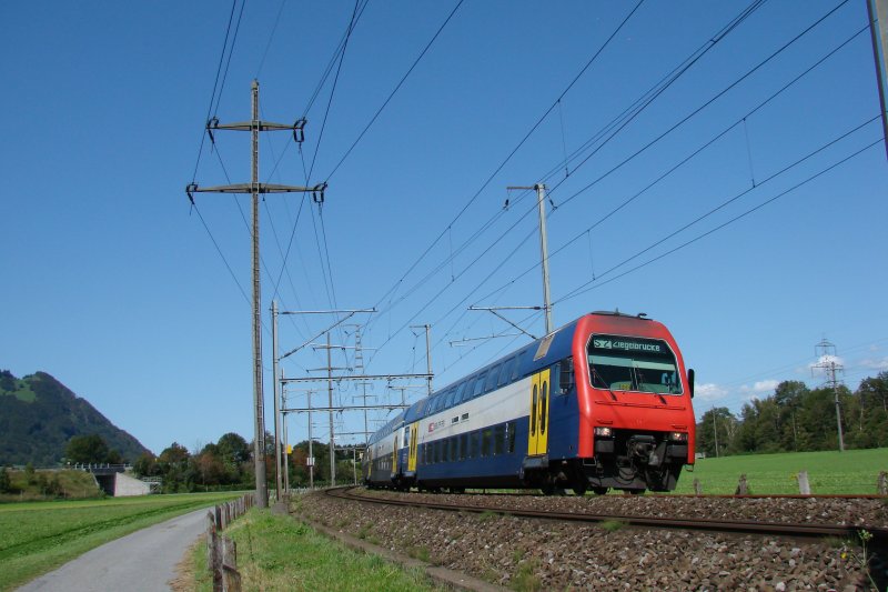 S 2 18239 Effretikon -Ziegelbrcke erreicht in krze ihr Endbahnhof. Aufgenommen am 06.09.2009 zwischen Bilten und Ziegelbrcke.