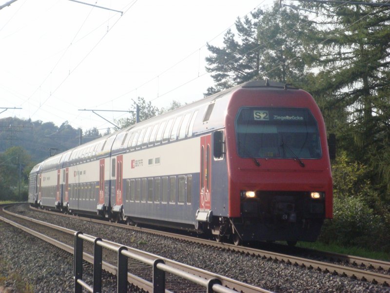 S 2  bei der Einfahrt in Altendorf am 21.09.2007, Stosslok war die Re 450 067.