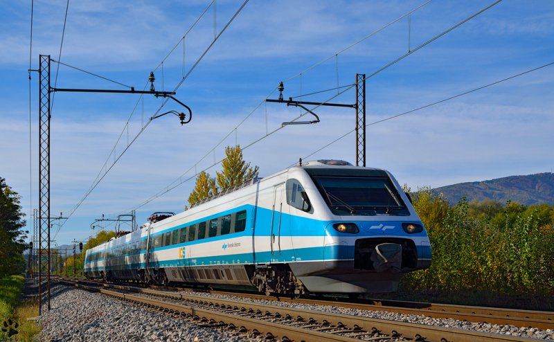 S� 310-? F�hrt durch Maribor-Tabor Richtung Maribor Hauptbahnhof. /20.10.2012