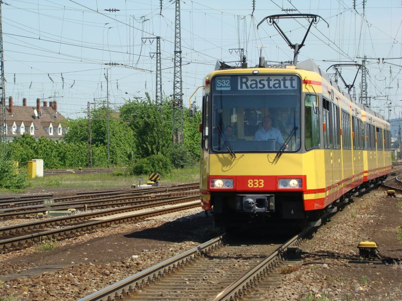 S 32 hat am 11.05.08 Einfahrt in den Bahnhof Karlsruhe Hauptbahnhof.