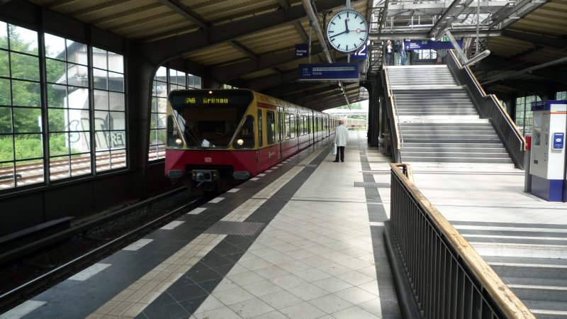 S 46 fhrt heute nur bis Grnau an stelle von Knigs-Wusterhausen. Auf dem Rest der Strecke findet Ersatzverkehr statt. Aufgenommen im Bahnhof Westkreuz, BR 480.