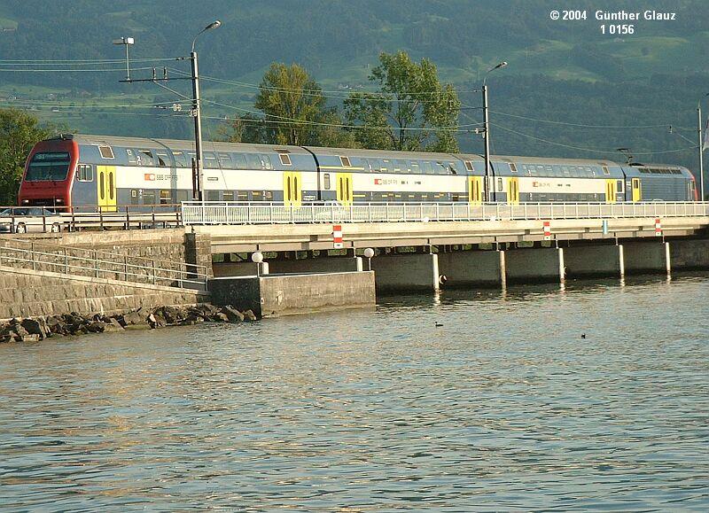 S 5 fhrt am 15.08.2004 von Rapperswil nach Pfffikon SZ ber den Damm zwischen Zrichsee und Obersee.