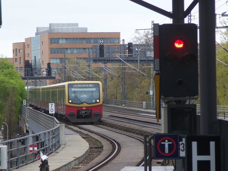 S 7 bei der Einfahrt in den S-Bahn-Bahnhof Bellevue. 9.April.