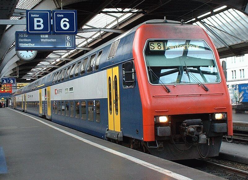 S 8 nach Winterthur am 19.10.2002 in Zrich Hbf.