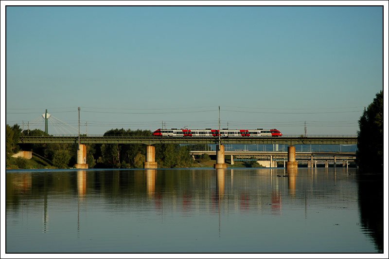 S 80 von Wien Sdbahnhof Ostseite nach Wien Hausfeldstrae am 26.8.2007 bei der Querung der Neuen Donau in der Wiener Lobau. In Wien Hausfeldstrae endet auch die Elektrifizierung. Die restliche Strecke nach Marchegg, respektive Bratislava ist eine reine Dieselstrecke, soll aber in den nchsten Jahren elektrifiziert werden.