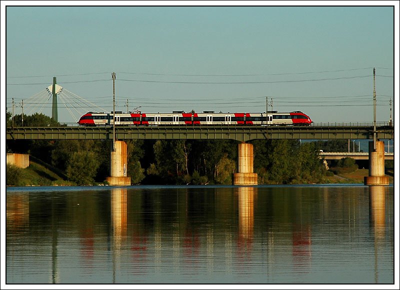 S 80 von Wien Sdbahnhof-Ostseite nach Wien Hausfeldstrae am 26.8.2007 bei der Querung der neuen Donau im Bereich Wien Lobau. In Wien Hausfeldstrae endet auch die Elektrifizierung. Der Rest nach Marchegg ist eine Dieselstrecke, soll aber in den nchsten Jahren elektrifieziert werden.