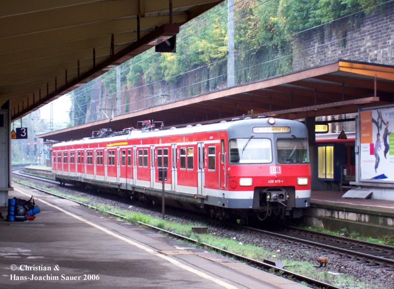 S-Bahn 420 675-1 wartet auf die Weiterfahrt in Wuppertal-Hbf. 11/2006