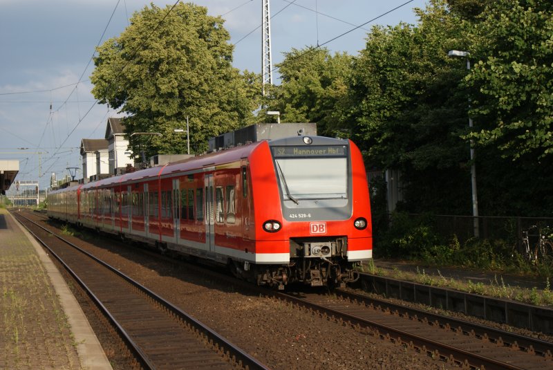 S-Bahn 424 529-6 im Bahnhof Wunstorf am 04.07.2009. 