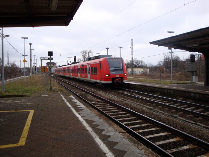 S-Bahn (425 012-2) nach Schnebeck-Salzelmen aus Richtung Magdeburg Hbf fhrt gerade auf Gleis 2 in den Bahnhof Magdeburg-Buckau ein, 23.02.2009
