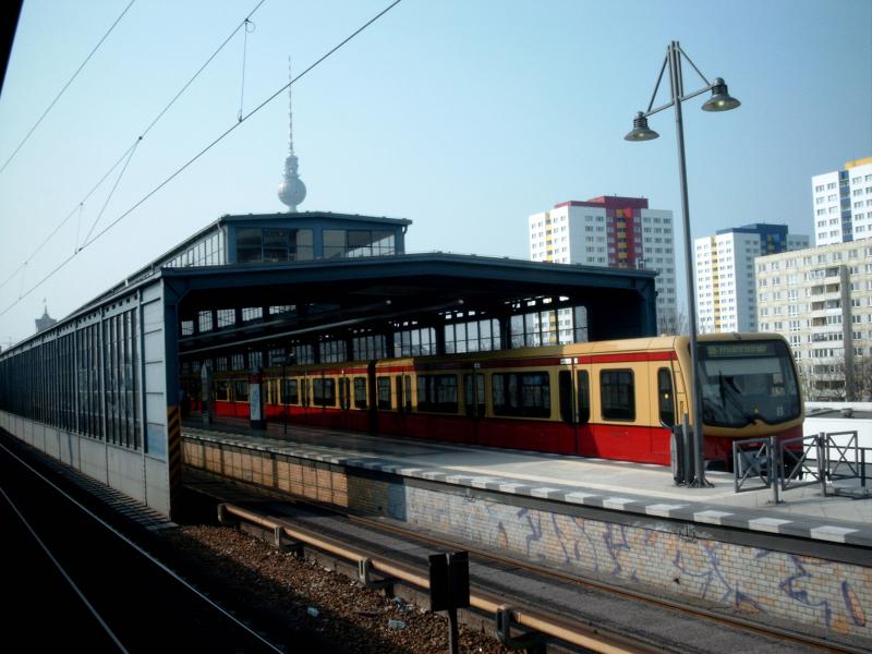 S-Bahn im <a href='http://www.berliner-stadtplan.com/?strasse=S+Jannowitzbr%FCcke&size=600x400&zoom=100&style=day'target='_blank'>S-Bhf. Jannowitzbrcke.</a>