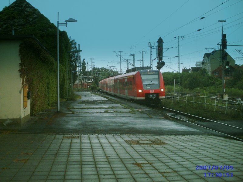 S-Bahn aus Celle (hier 424 505-4)hat Einfahrt.