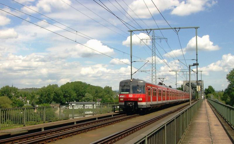 S-Bahn der Baureihe 420 als S 8 von Wiebaden kommend in Richtung Mainz. (24.05.05)