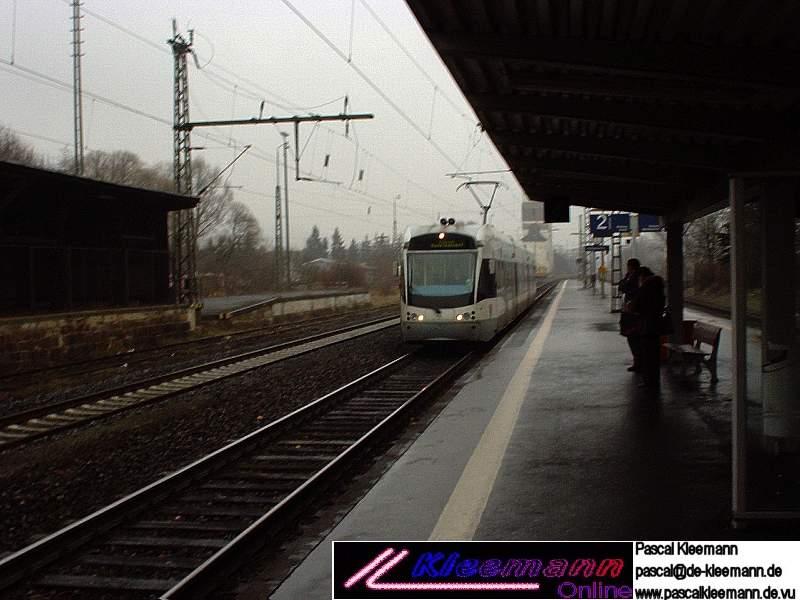 S-Bahn Baureihe  RegioTram  bei der Einfahrt in den Bahnhof Hofgeismar. Diese Bahn ist dank Zweisystemtechnik in der Lage, sowohl das Kasseler Straenbahnnetz mit 600 V als auch das DB-Schienennetz mit 15.000 V bedienen. 
Dies ermglicht einen nahtlosen bergang zwischen Kassel und dem DB-Netz, welcher fr Anfang 2004 geplant ist.
