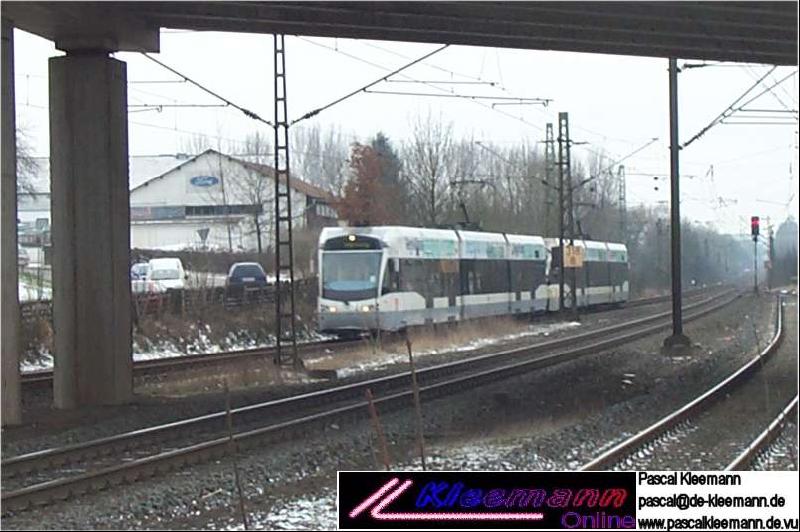 S-Bahn, Baureihe  RegioTram  fhrt unter der berhmten Hofgeismarer Bahnbrcke durch in den Bahnhof Hofgeismar