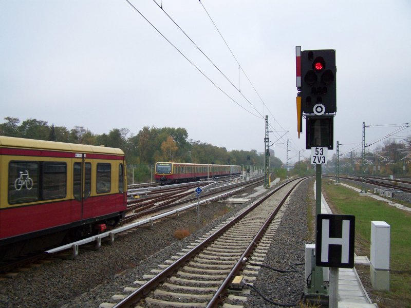 S-Bahn begegnung im bei der Ausfahrt des Bahnhofes Berlin-Sdkreuz am 28.Oktober 2007