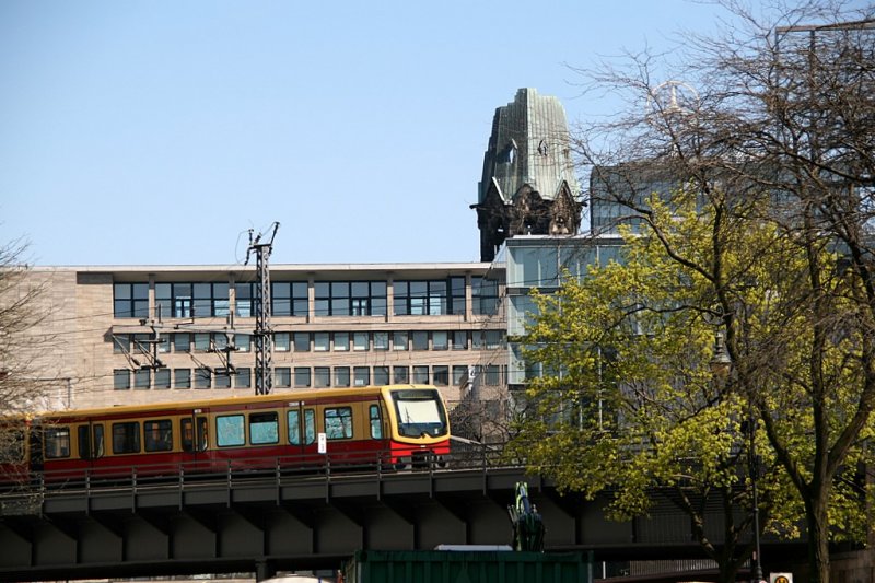 S-Bahn Berlin auf der Stadtbahn. Postkartenmotiv vor der Gedchtniskirche. Leicht verdeckt durch das Schimmelpfennhaus das wohl bald abgerissen wird.