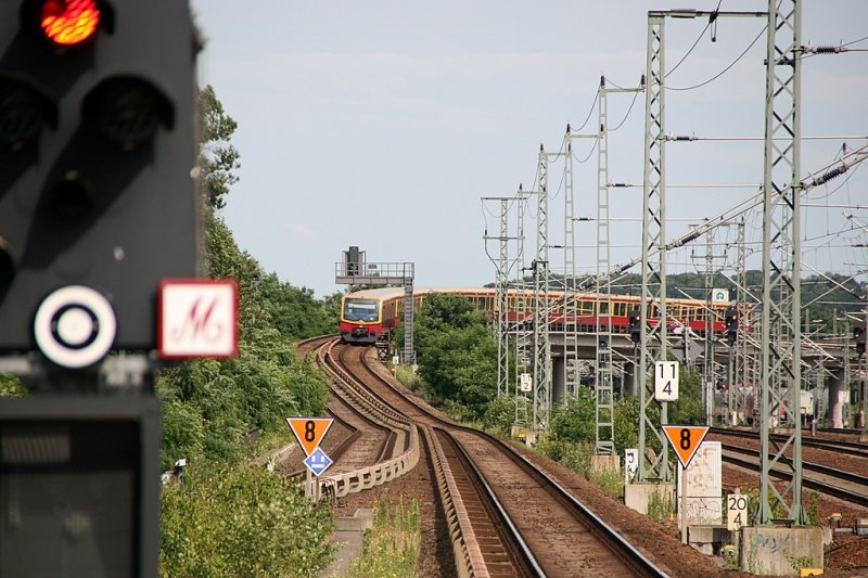 S-Bahn Berlin: Ausfahrt einer Bahn in Richtung Stadt von der Station Stresow.  