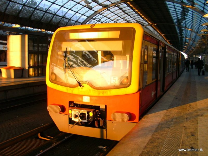S-Bahn Berlin (Baureihe 481) als S75 Richtung Wartenberg in der Morgensonne im Bahnhof Berlin Spandau (12.01.2009)