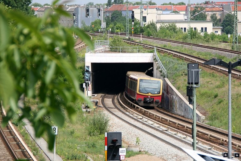 S-Bahn Berlin. Ein S-Bahn Zug an der Bornholmer Strasse der gerade in einen Tunnel eintaucht.