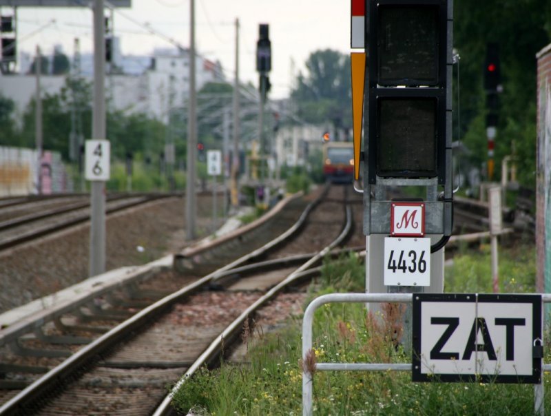 S-Bahn Berlin: Einfahrt einer Bahn nach Pankow. ZAT steht brigens fr Zugabfertigung durch den Zugfhrer, das M bedeutet ,dass wenn das Signal gestrt ist, der Fahrdienstleiter dem Zugfhrer einen mndlichen Befehl geben kann, das Signal zu berfahren.