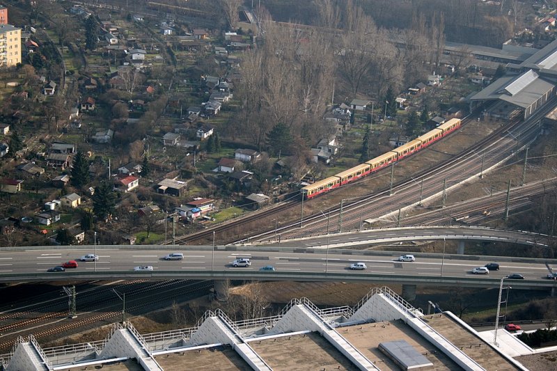 S-Bahn Berlin: Ringbahn fhrt in den Bahnhof Westkreuz ein, Aufnahme vom Messeturm im ICC.