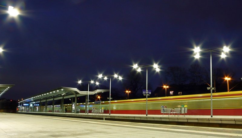 S-Bahn Berlin Station Charlottenburg bei Nacht: Mit ausfahrender Bahn in Richtung Stadtmitte.