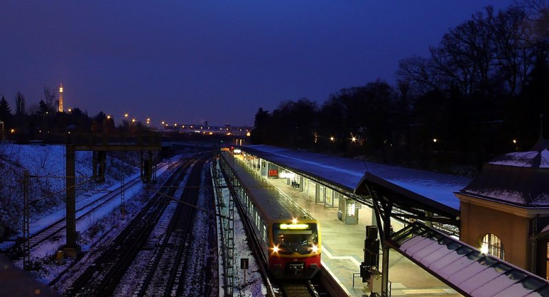 S-Bahn Berlin Station Heerstrasse (Winter 07). Im Hintergrund der beleuchtete Funkturm in der Messe/ICC.