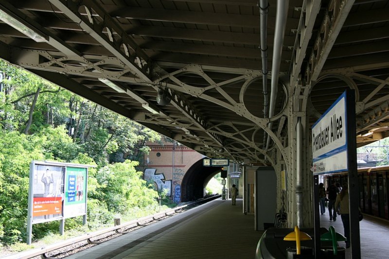 S-Bahn Berlin Station Prenzlauer Berg. Wer eine typische noch gut erhaltene Berliner Ringbahnstation sehen mchte sollte diese Station anschauen. Mittelsttzen mit gusseisernen Trgern, kunstvoll geformt. Ebenfalls gut erhalten ist das Empfangsgebude aus dem Jahr ~1900.