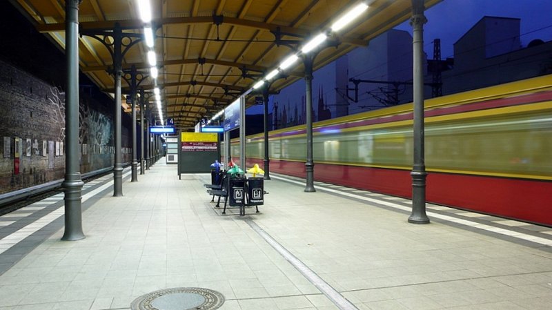 S-Bahn Berlin Station Savignyplatz , abends mit ausfahrender Bahn Richtung Bhnf Zoo.