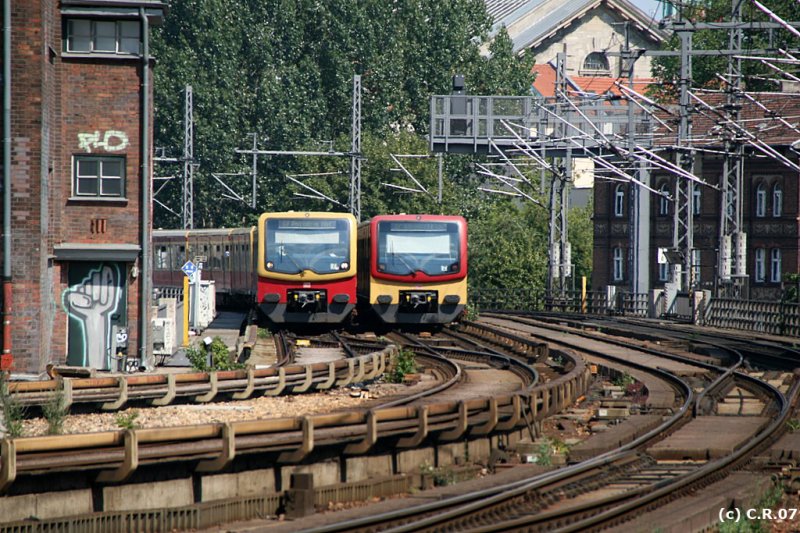 S-Bahn Berlin: Treffen zweier unterschiedlich lackierter Stadtbahnen vor dem Bahnhof Friedrichstrasse.