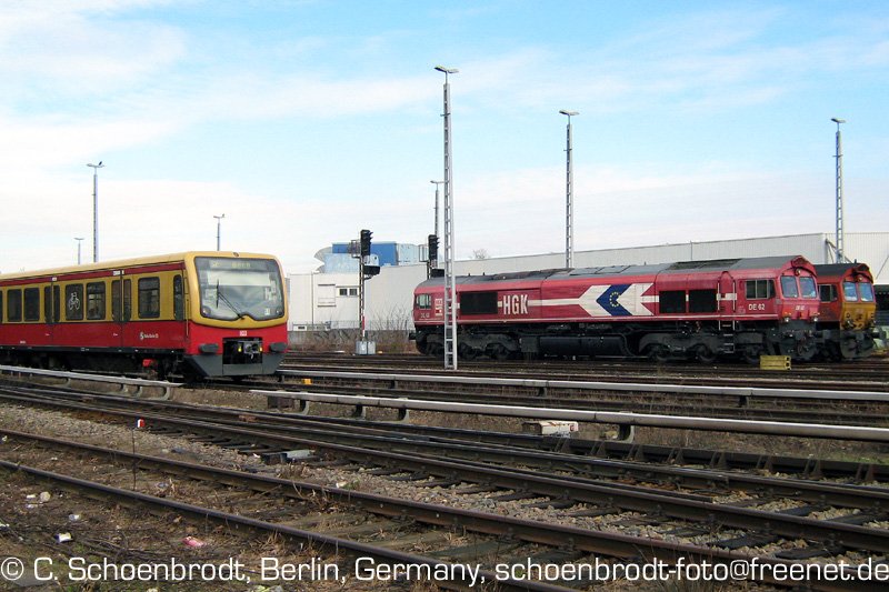 S-Bahn BR 461/462, und Dieselloks DE 62  DE 63 der HGK, im Gterbereich Bahnhof Berlin Marienfelde.
Mrz 2009