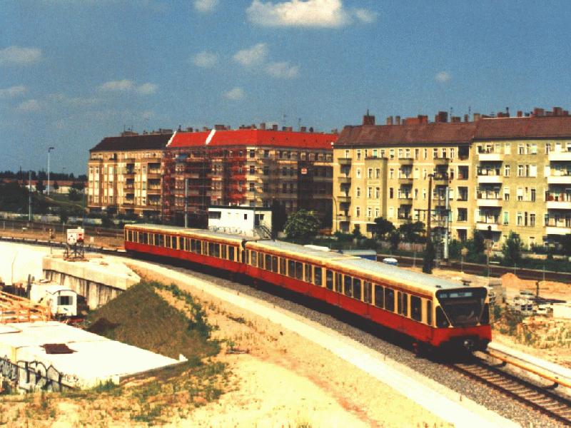 S-Bahn der BR 480 zwischen Bornholmer Strae und Gesundbrunnen, Juli 1998.