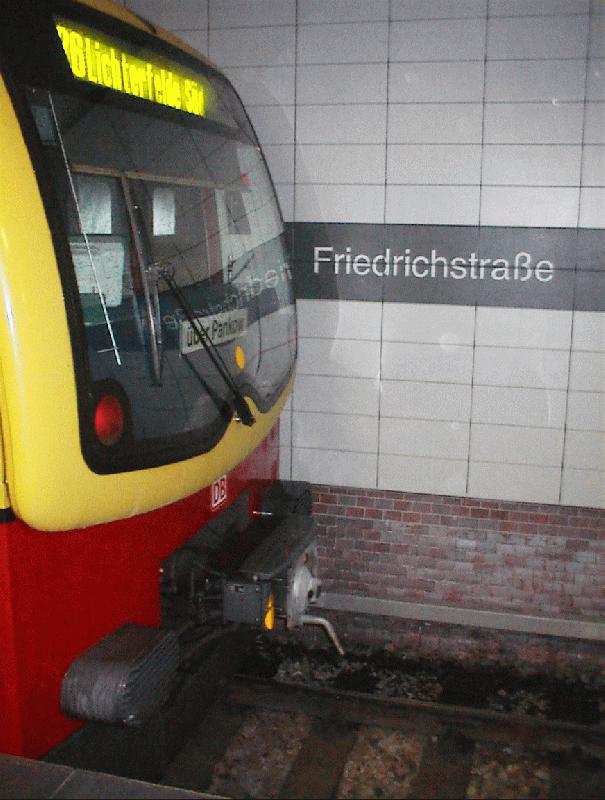 S-Bahn der BR 481 steht gerade im modernisierten unterirdischen Bahnhof Friedrichstrae.