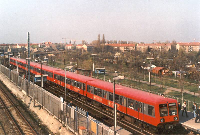 S-Bahn der BR 485 auf dem damaligen Behelfsbahnsteig Bornholmer Strae, der fr die Relation Schnhauser Allee <-> Pankow verwendet wurde, etwa 1996.