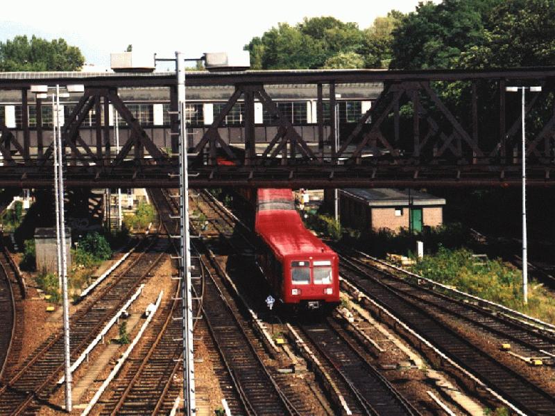 S-Bahn der BR 485 fhrt im Jahre 1998 aus Westkreuz aus.