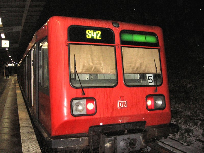 S-Bahn BR 485 (rot) hier noch auf den sdlichen Ring als Ringbahnlinie 42. Die Baureihe 485 verkehrt inzwiscchen nicht mehr auf den Vollring. Aufnahme von 2006