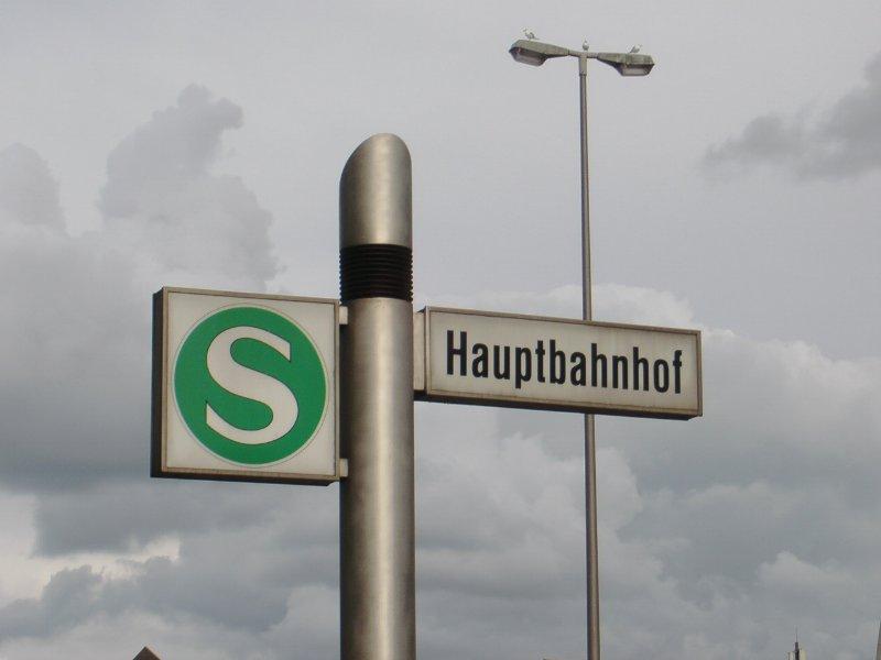 S-Bahn Hinweisschild vor dem Hauptbahnhof Hamburg.