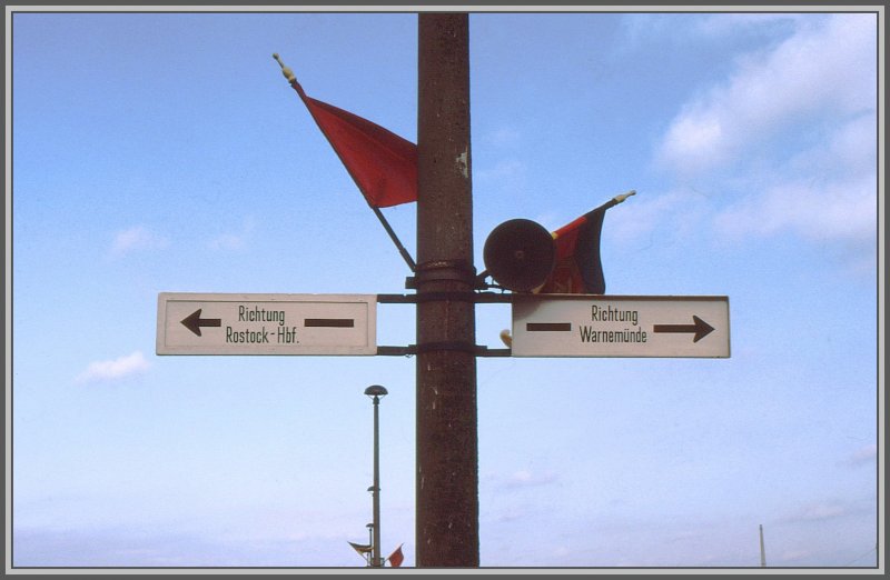 S-Bahn Hp Lttenklein zwischen Rostock Hbf und Warnemnde. Wer noch keine Fahrkarte hatte, durfte sich bei einer resoluten und meist beleibten Schaffnerin im Nachlsewagen eine kaufen. (Archiv 12/80)