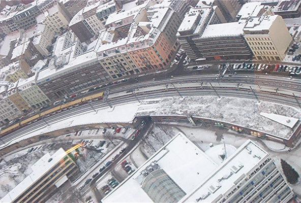 S-BAHN und ICE begnen sich hinterm Bahnhof Berlin-Alexanderplatz