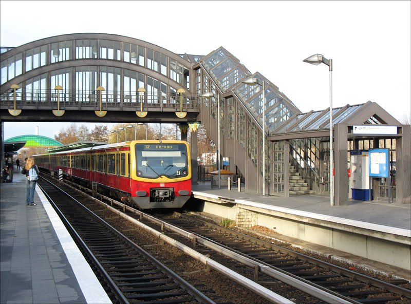 S-Bahn Line S2 nach Bernau verlsst Station Buckower Chaussee; Berlin, 24.11.2006
