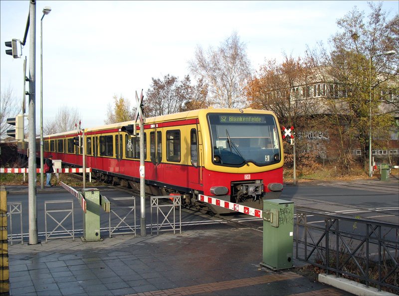 S-Bahn Line S2 nach Blankenfelde bei Passieren des Bahnberganges kurz vor Station Buckower Chaussee; Berlin, 24.11.2006
