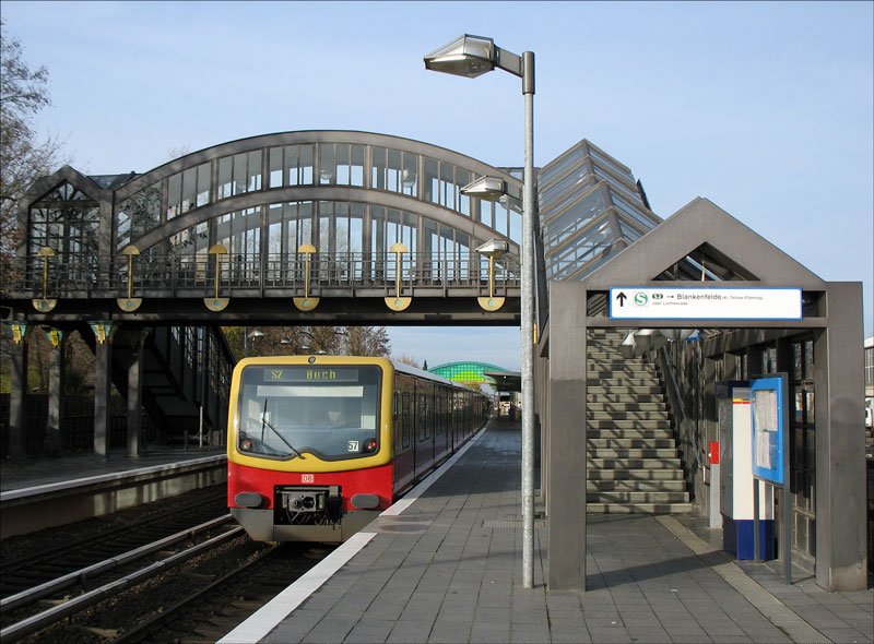 S-Bahn Line S2 nach Buch verlsst Station Buckower Chaussee; Berlin, 24.11.2006

