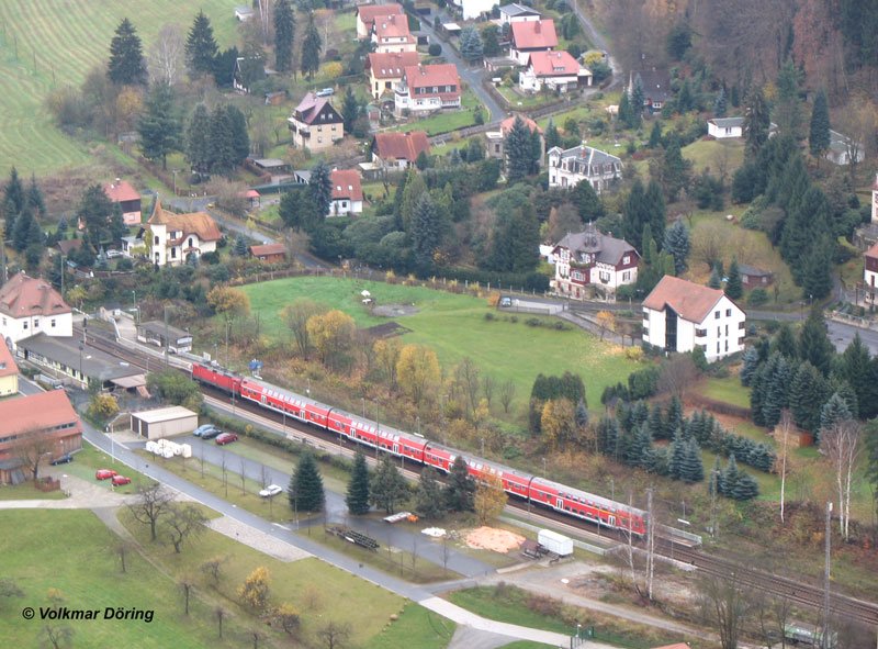 S-Bahn Meissen - Schna bei Einfahrt in Kurort Rathen (Schsische Schweiz) von der Bastei gesehen - 20.11.2006
